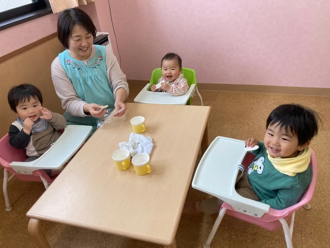 保育者が子どもをやさしく抱きしめる