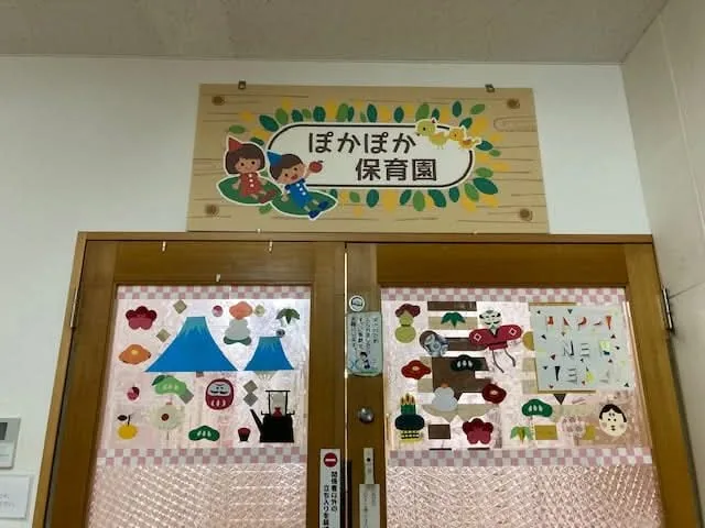 朝の玄関にならんだ小さな靴