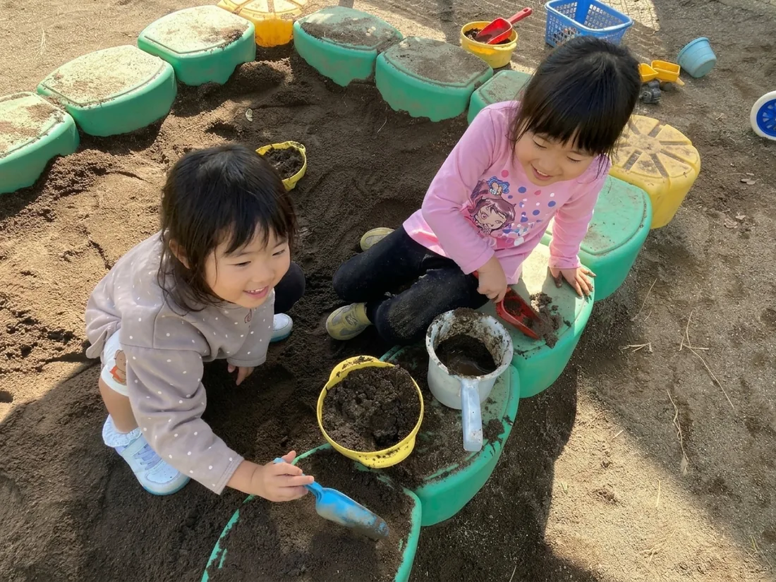 砂場でお山をつくる