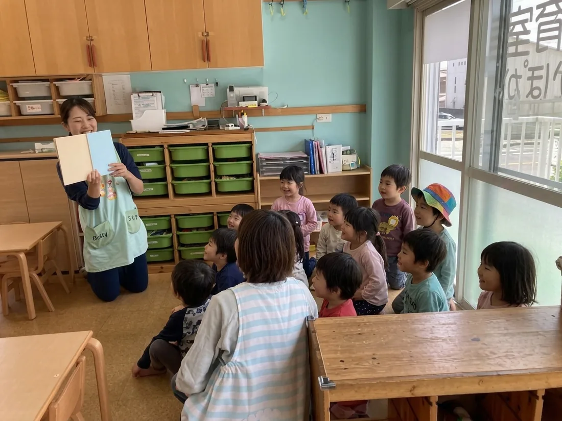 絵本の読み聞かせ