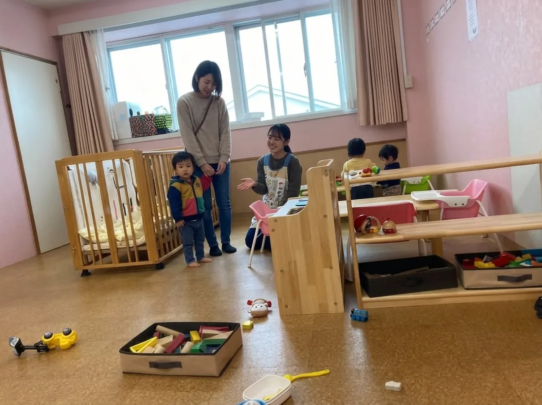 保育者と子どもが笑い合う