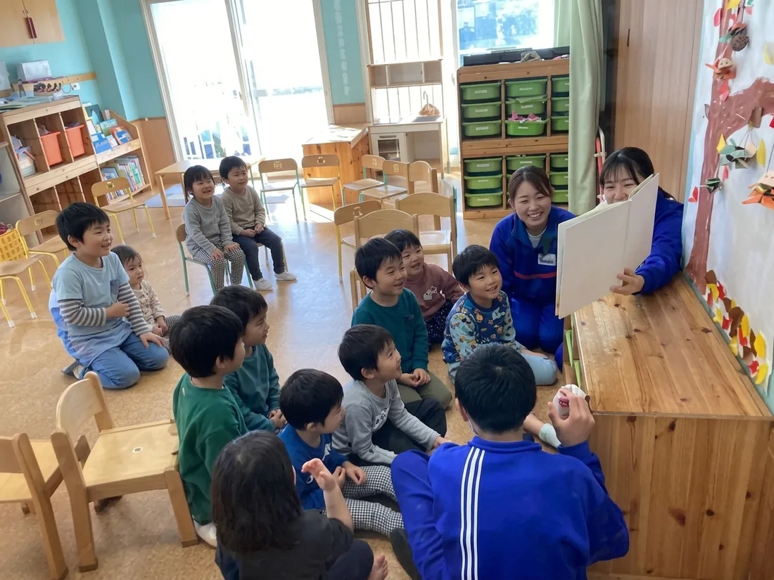 ねんどであそぶ子どもたち